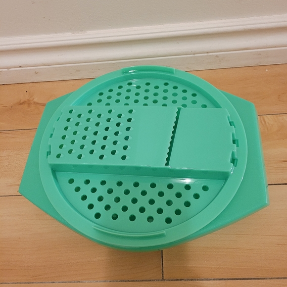 Vintage Tupperware green lettuce/cheese grater (786 and 787) - Picture 2 of 3